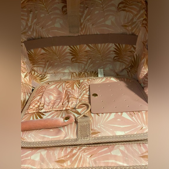 Triforce Hardside Beauty Case w/ Interior Panels Rose Gold - Picture 11 of 15